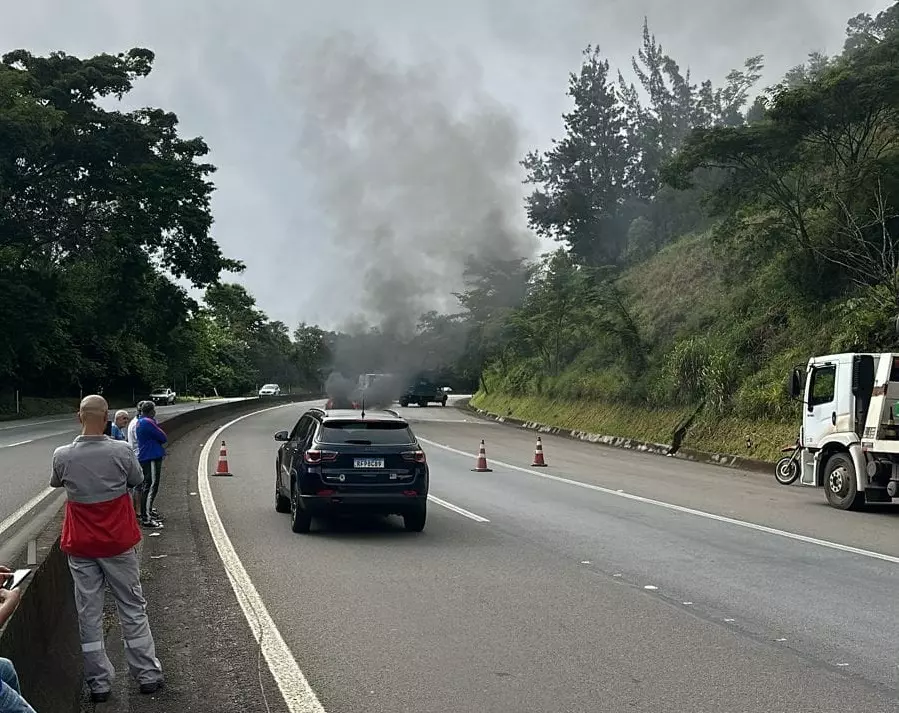 Carro bate em caminhão na BR-040 e fica em chamas